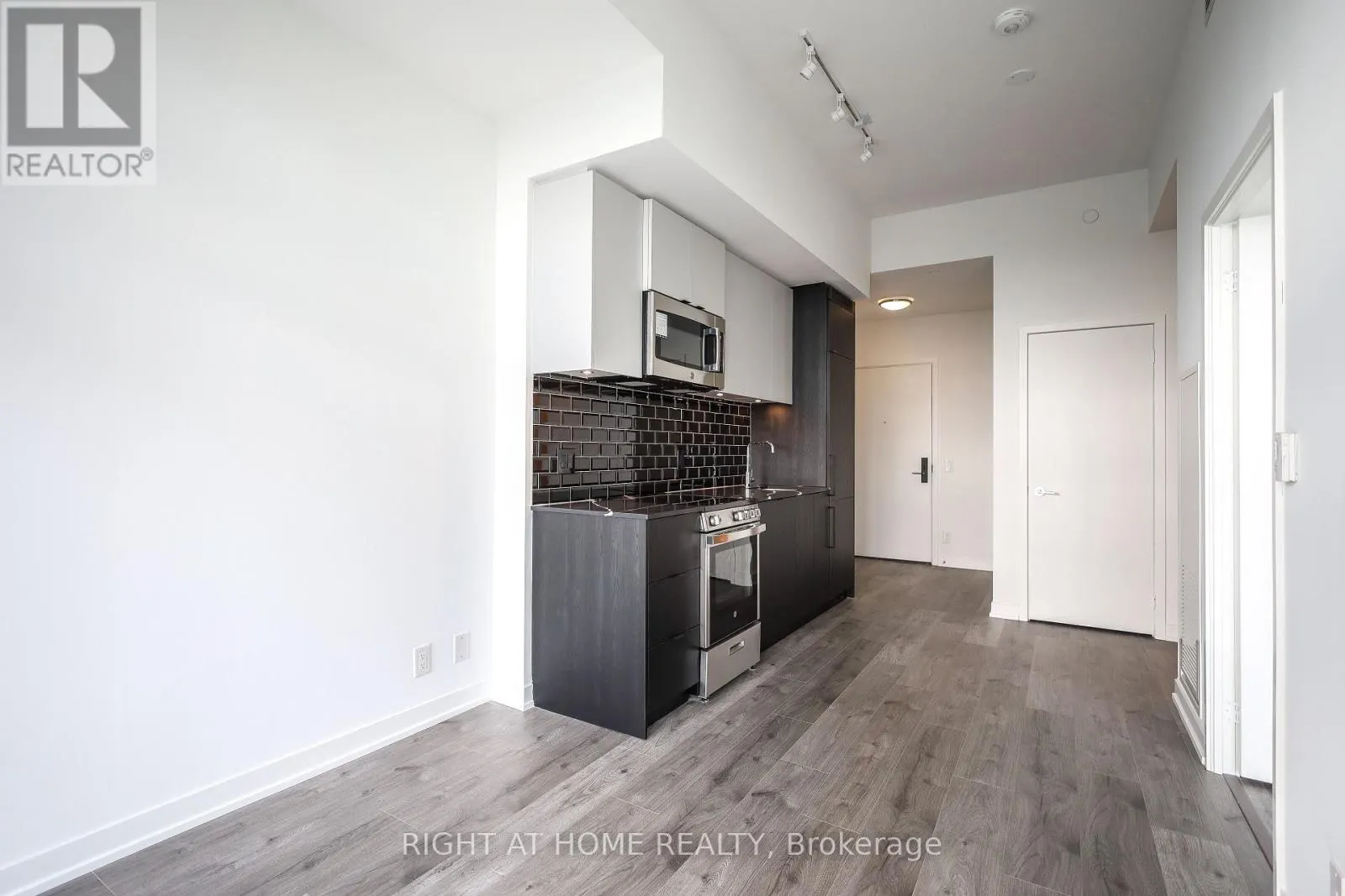 1405 - 285 DUFFERIN STREET