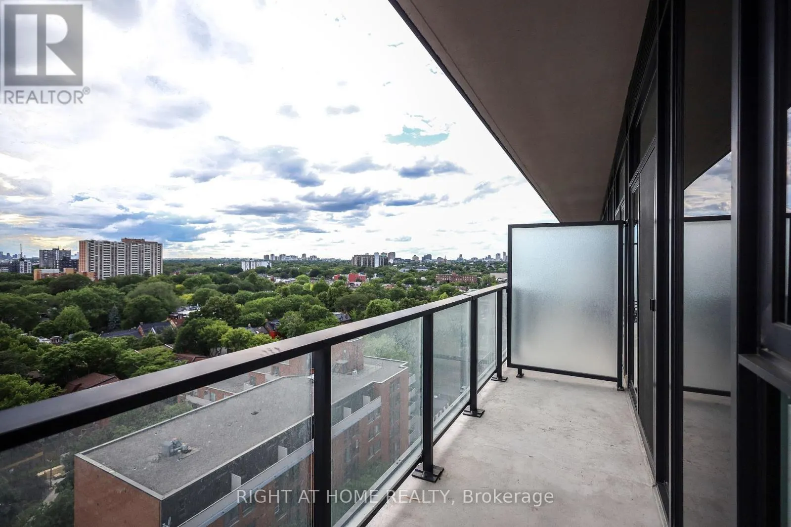 1405 - 285 DUFFERIN STREET
