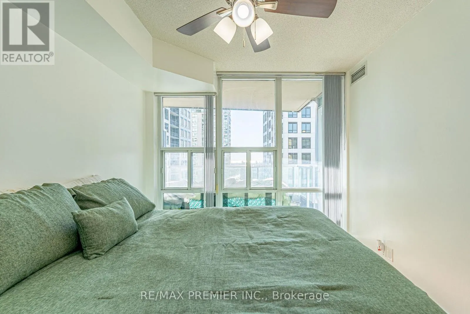 2002 - 33 ELM DRIVE W