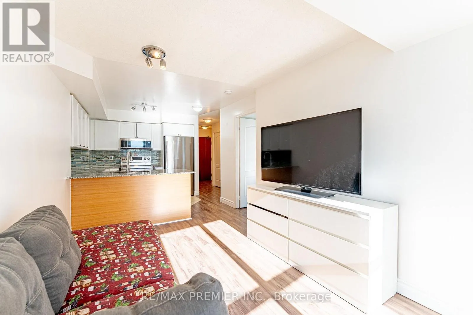 2002 - 33 ELM DRIVE W