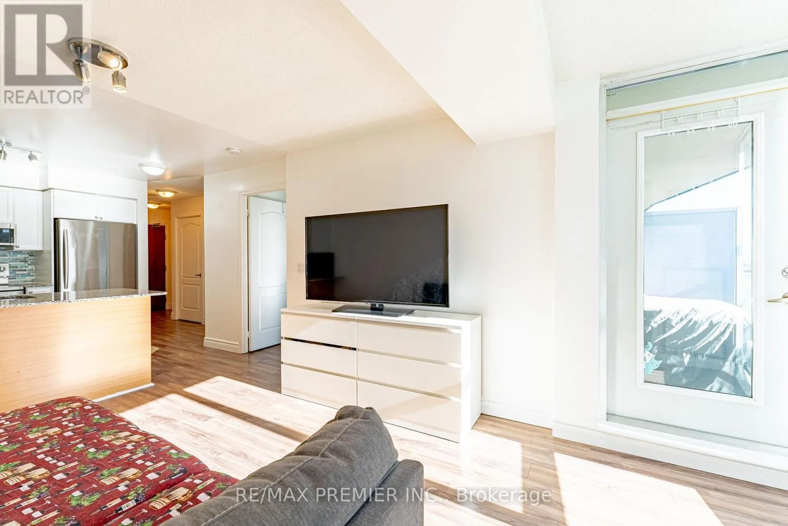 2002 - 33 ELM DRIVE W