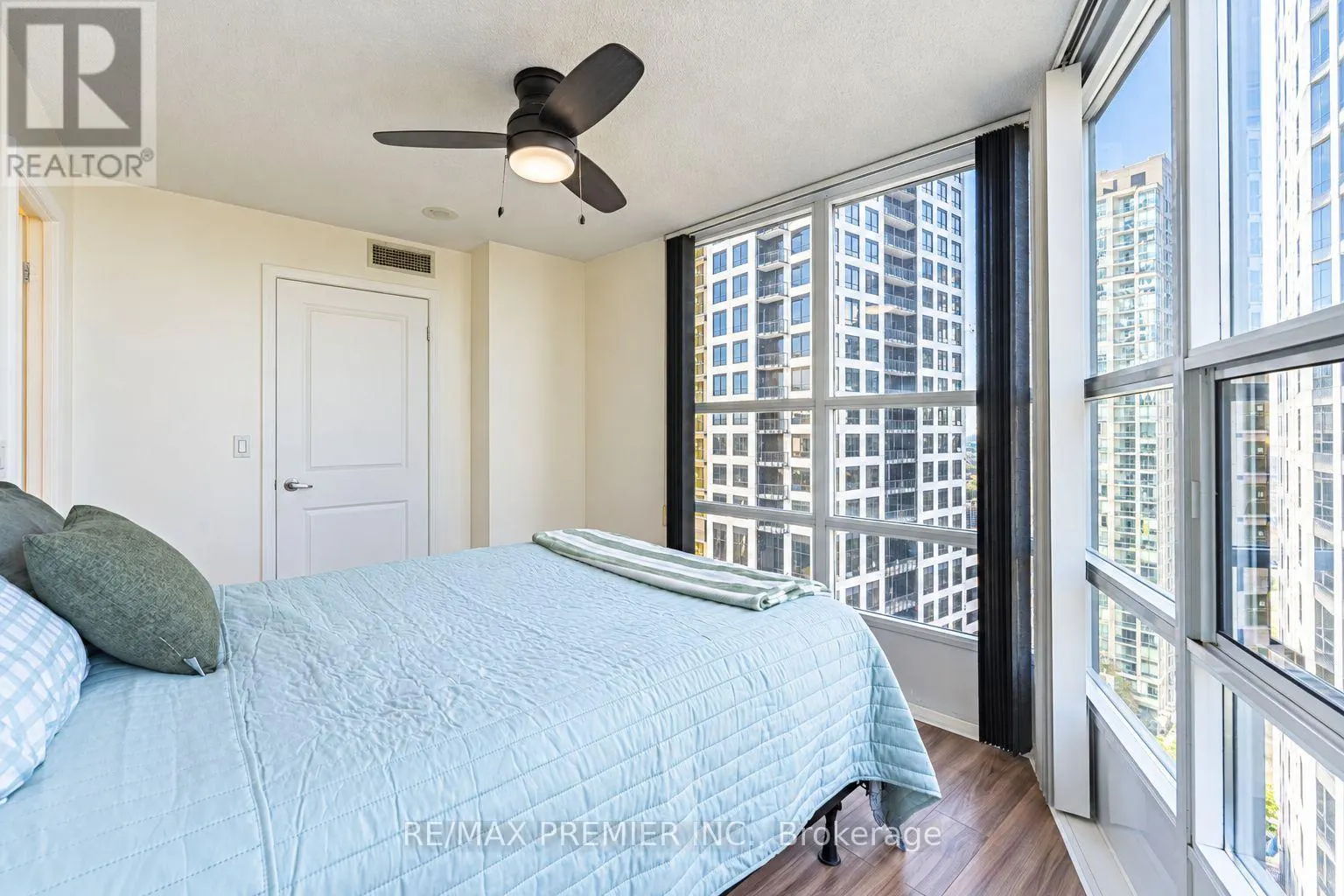 2002 - 33 ELM DRIVE W