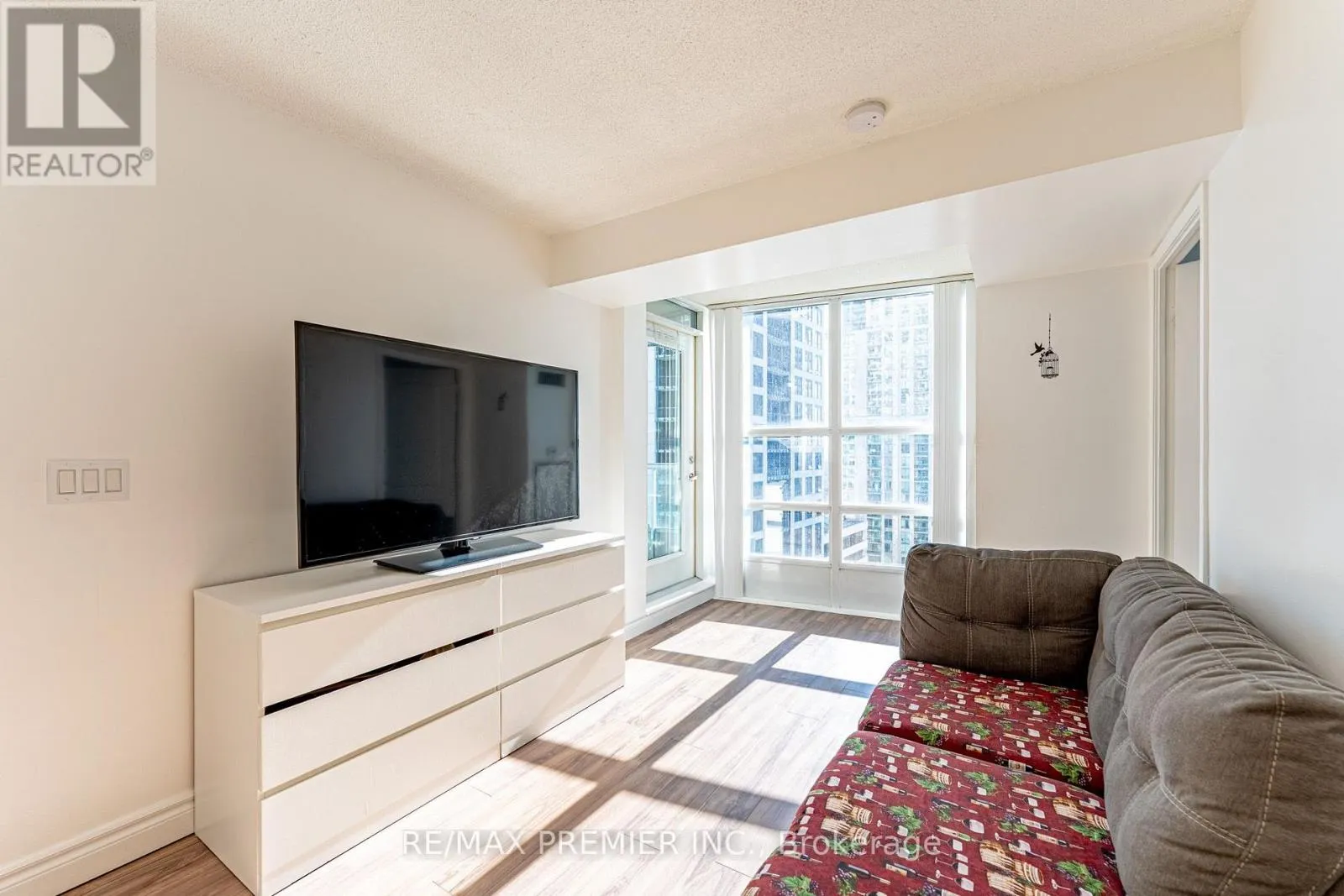 2002 - 33 ELM DRIVE W