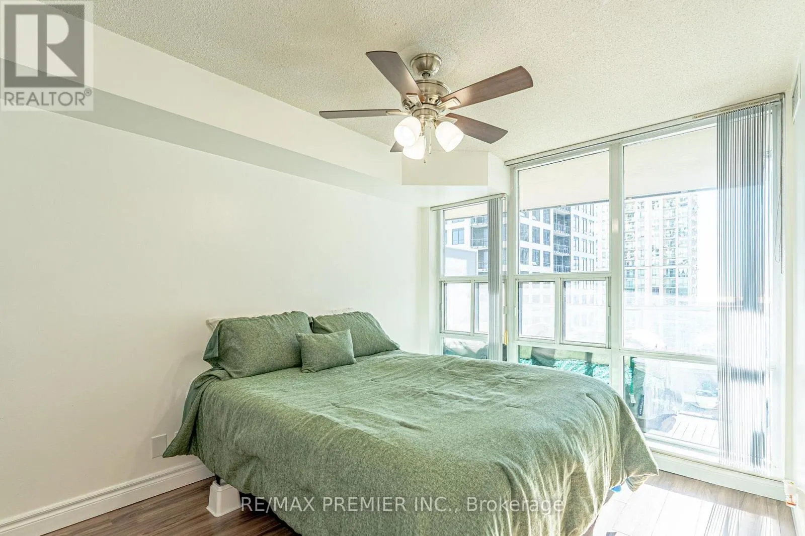 2002 - 33 ELM DRIVE W