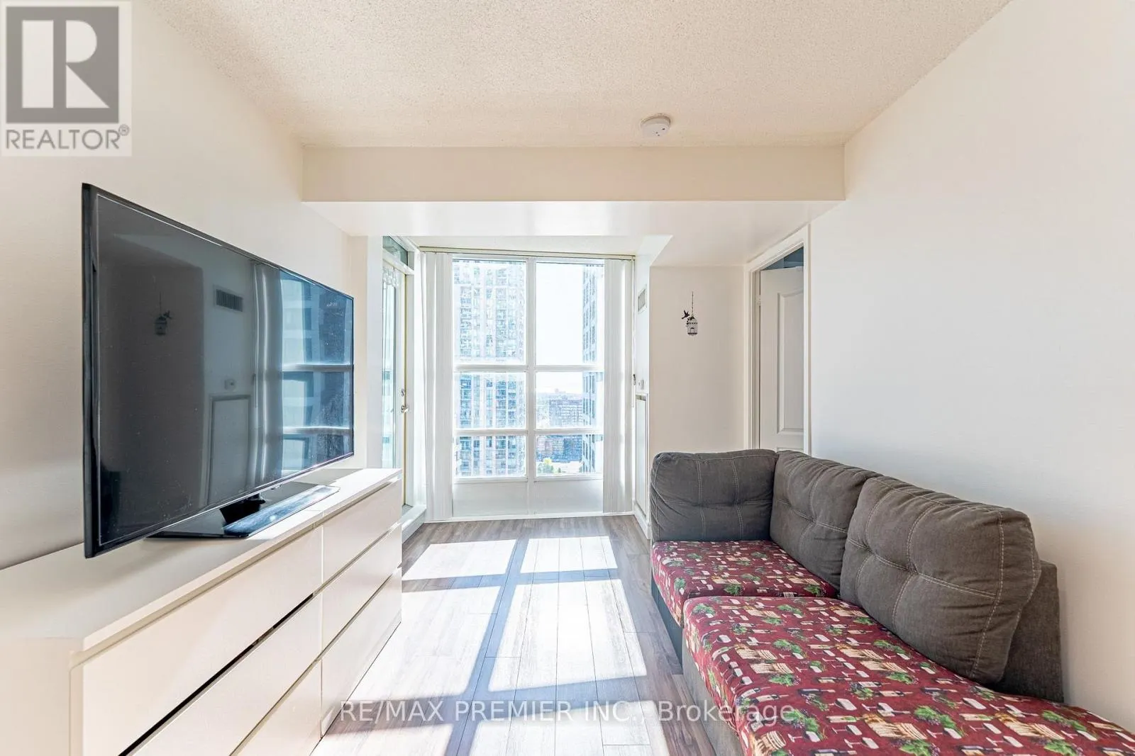 2002 - 33 ELM DRIVE W