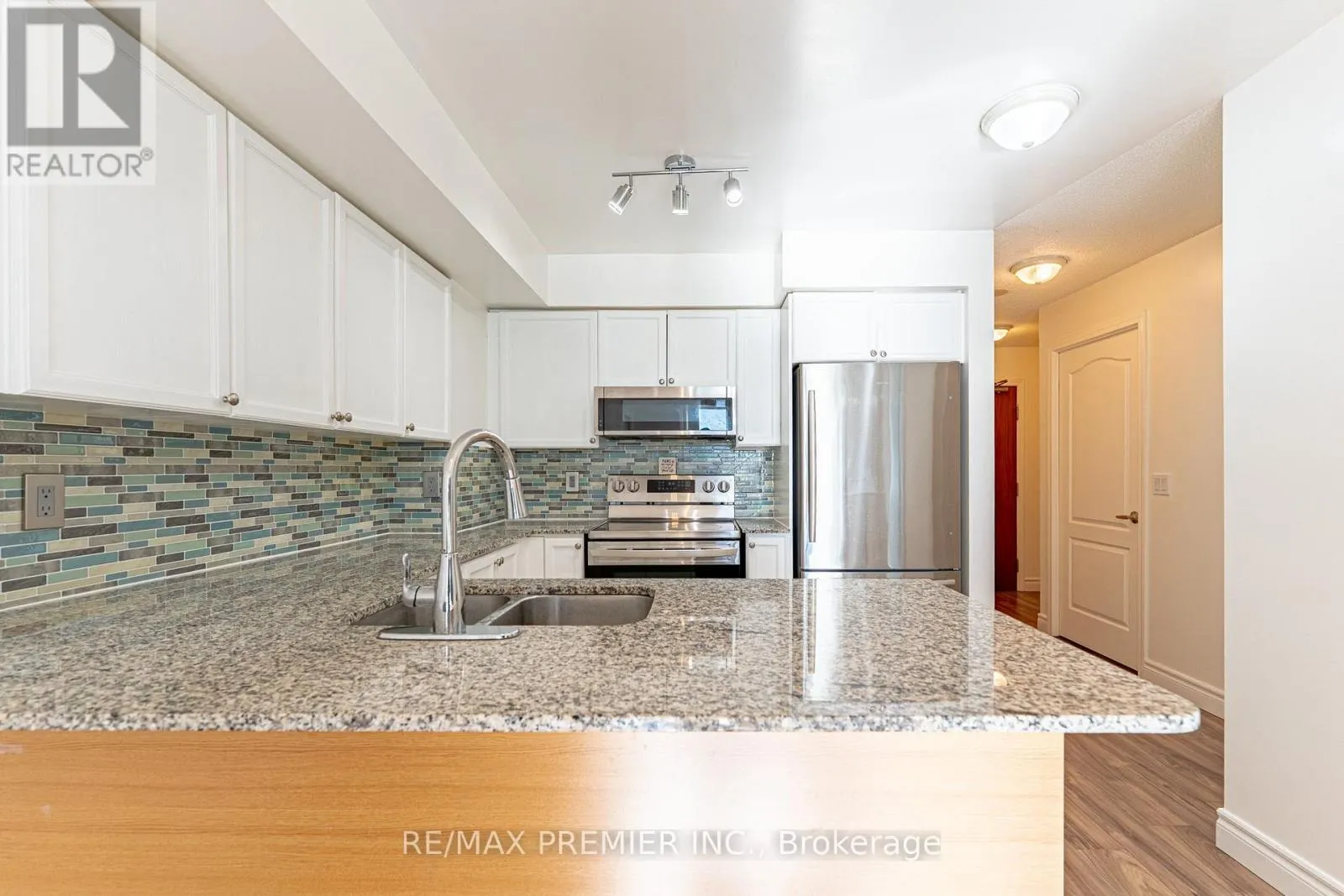 2002 - 33 ELM DRIVE W