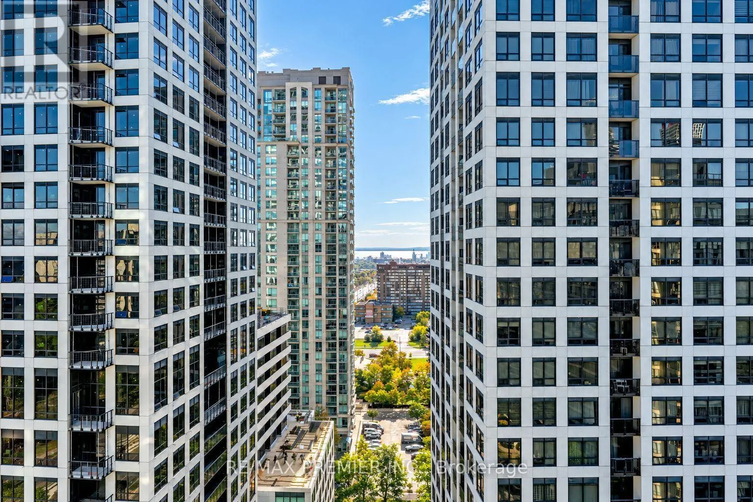 2002 - 33 ELM DRIVE W