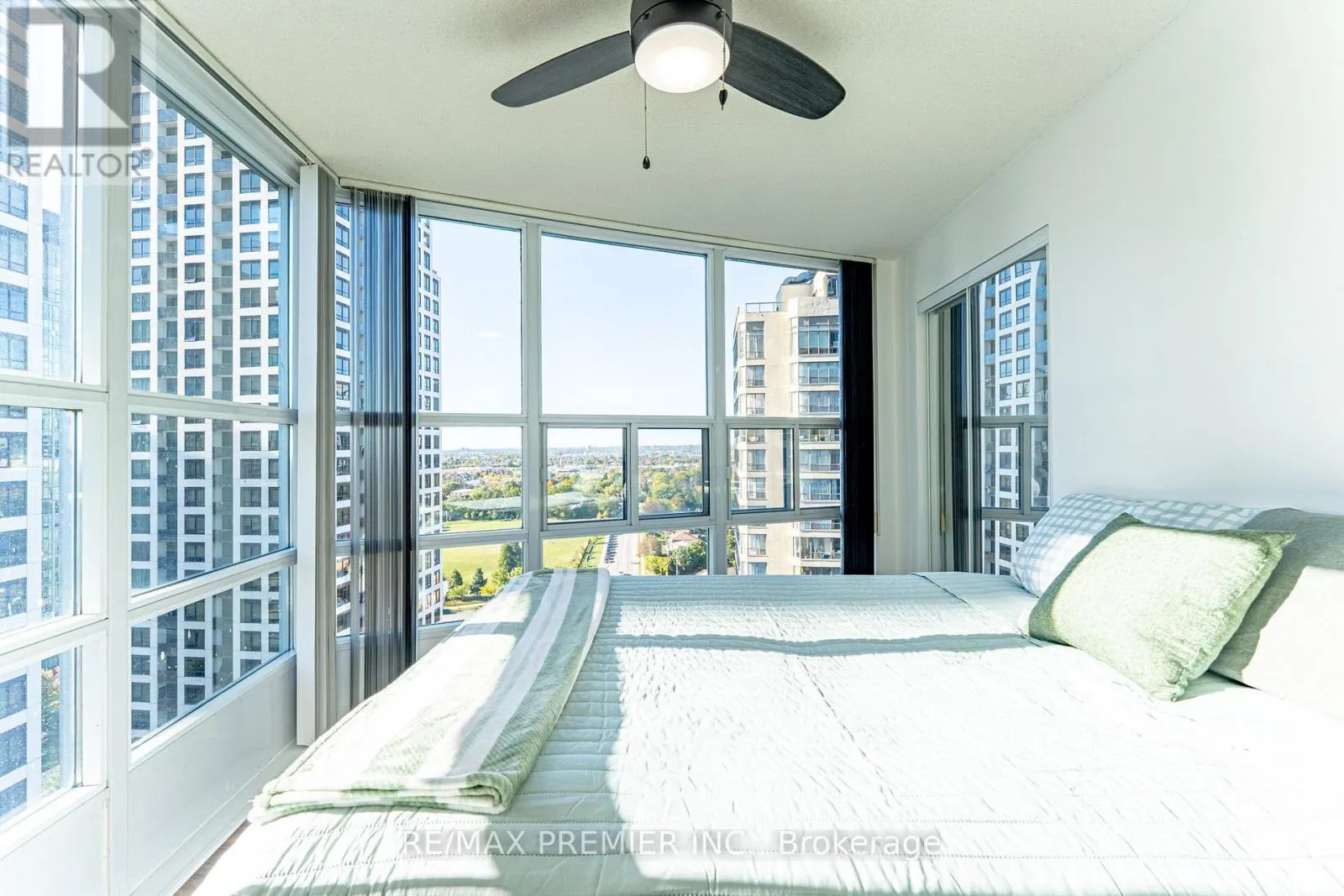 2002 - 33 ELM DRIVE W
