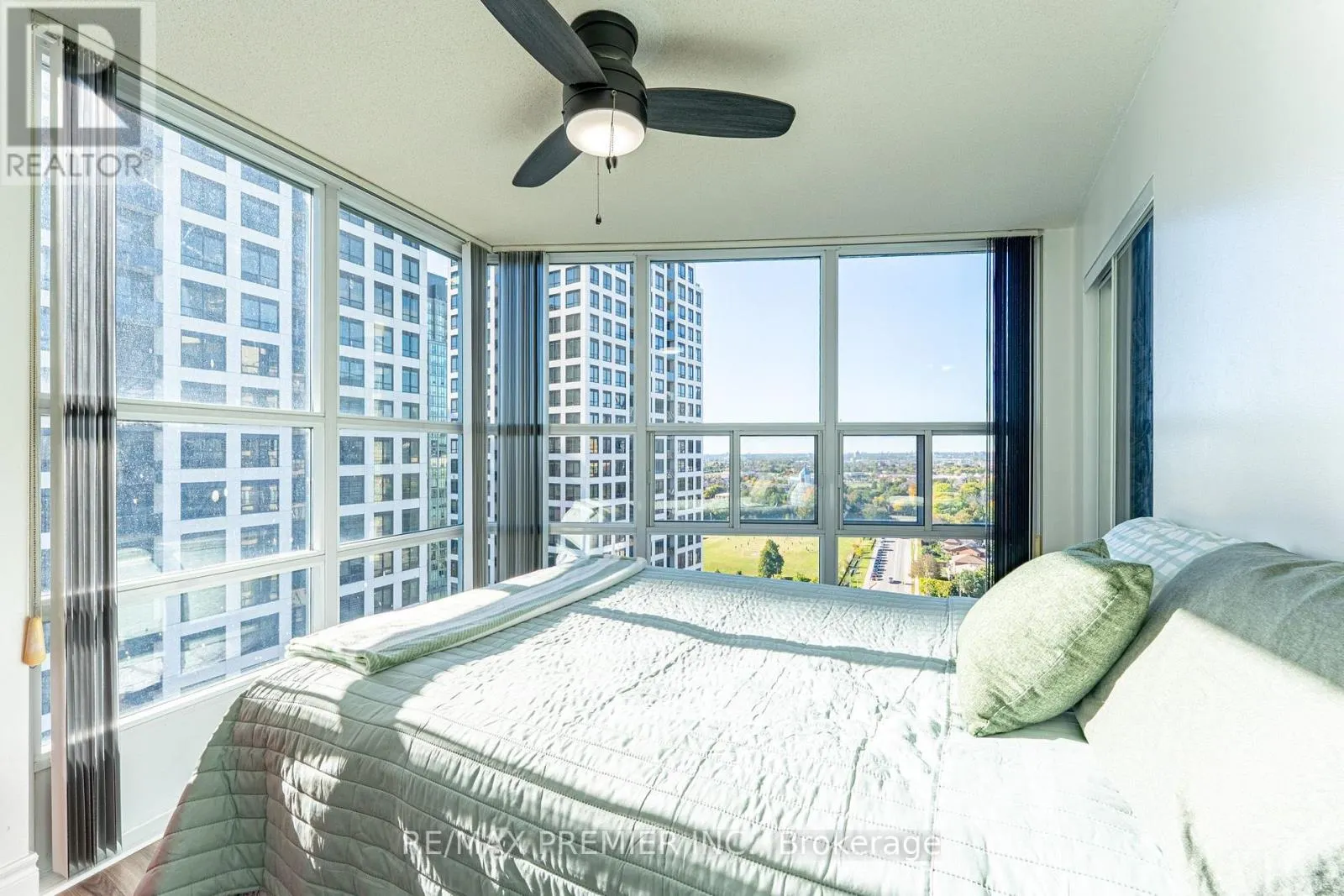 2002 - 33 ELM DRIVE W