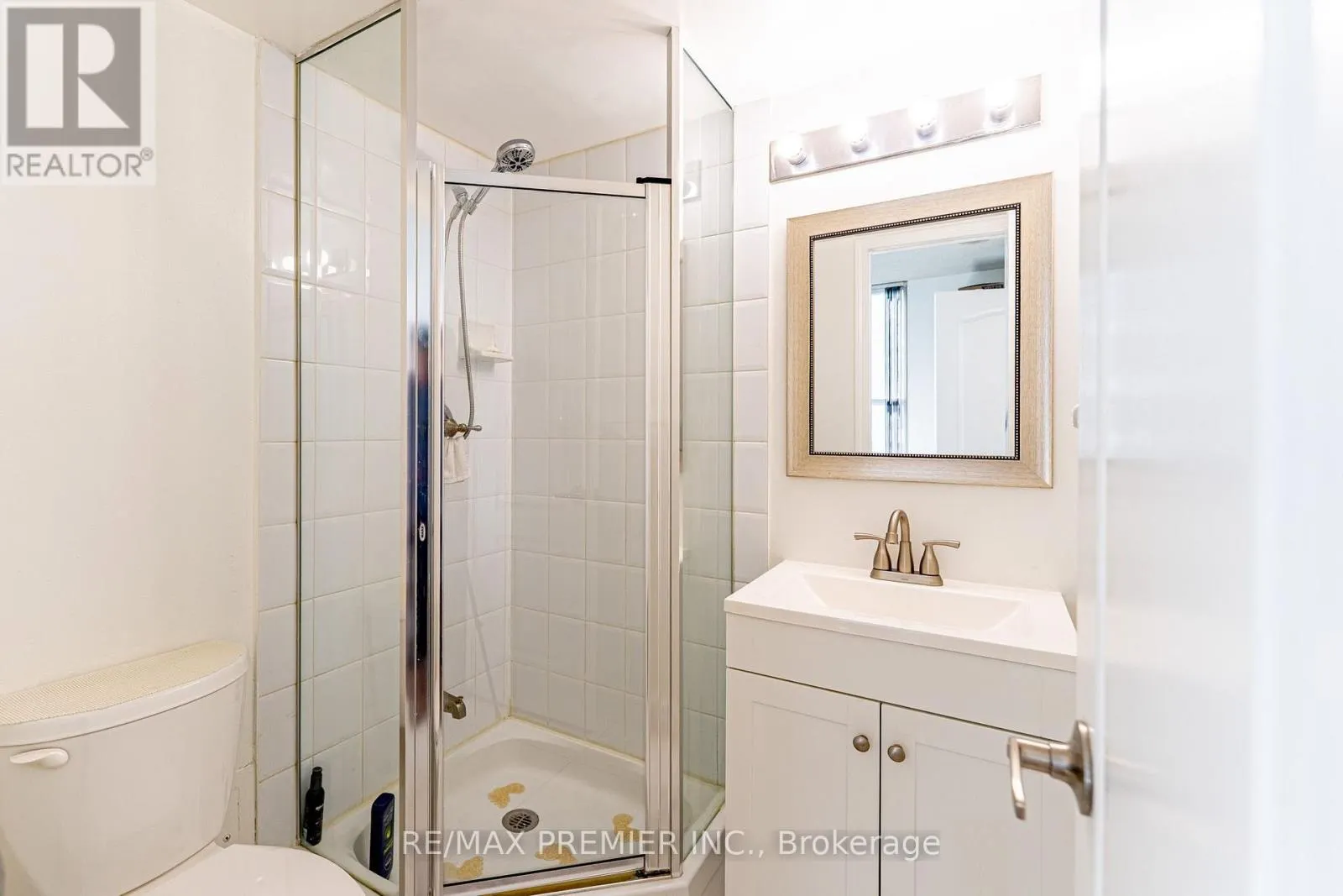 2002 - 33 ELM DRIVE W
