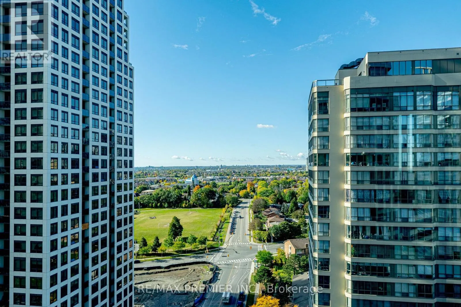 2002 - 33 ELM DRIVE W