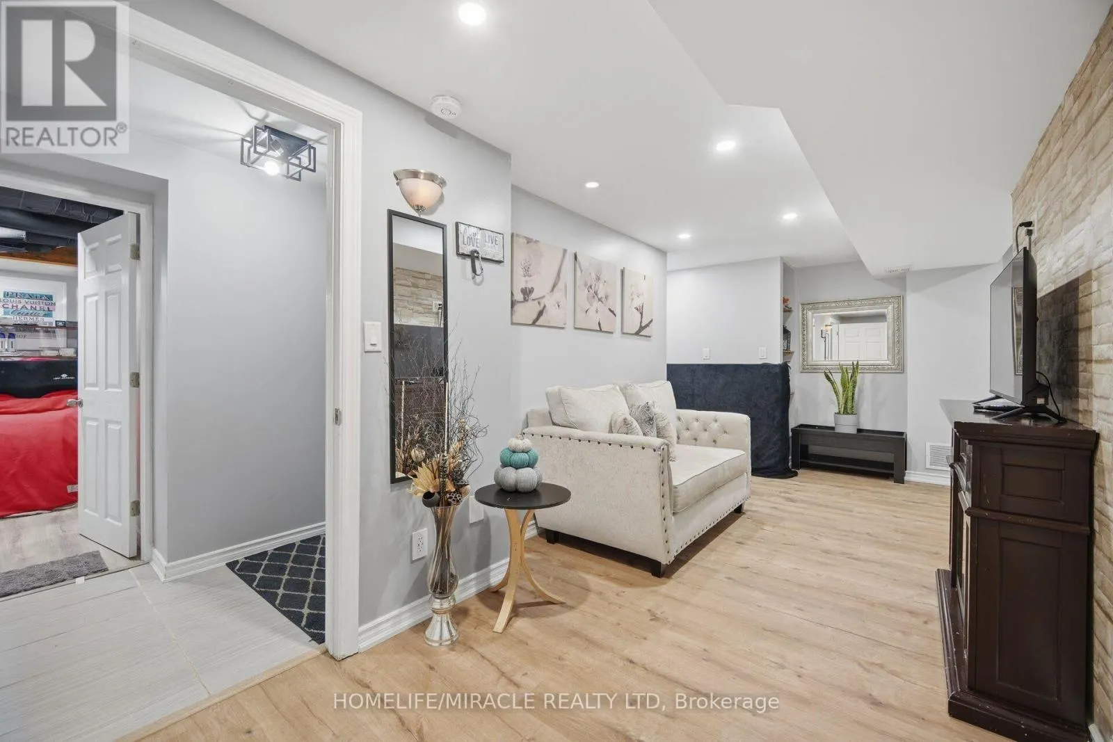 33 KLEMSCOTT ROAD