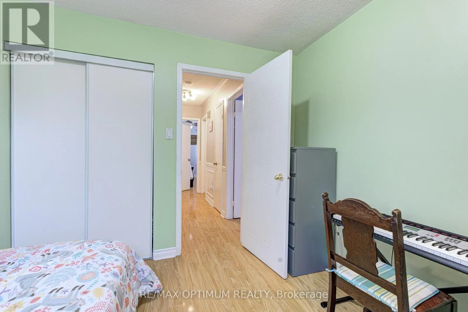 51 GOLDENLIGHT CIRCLE