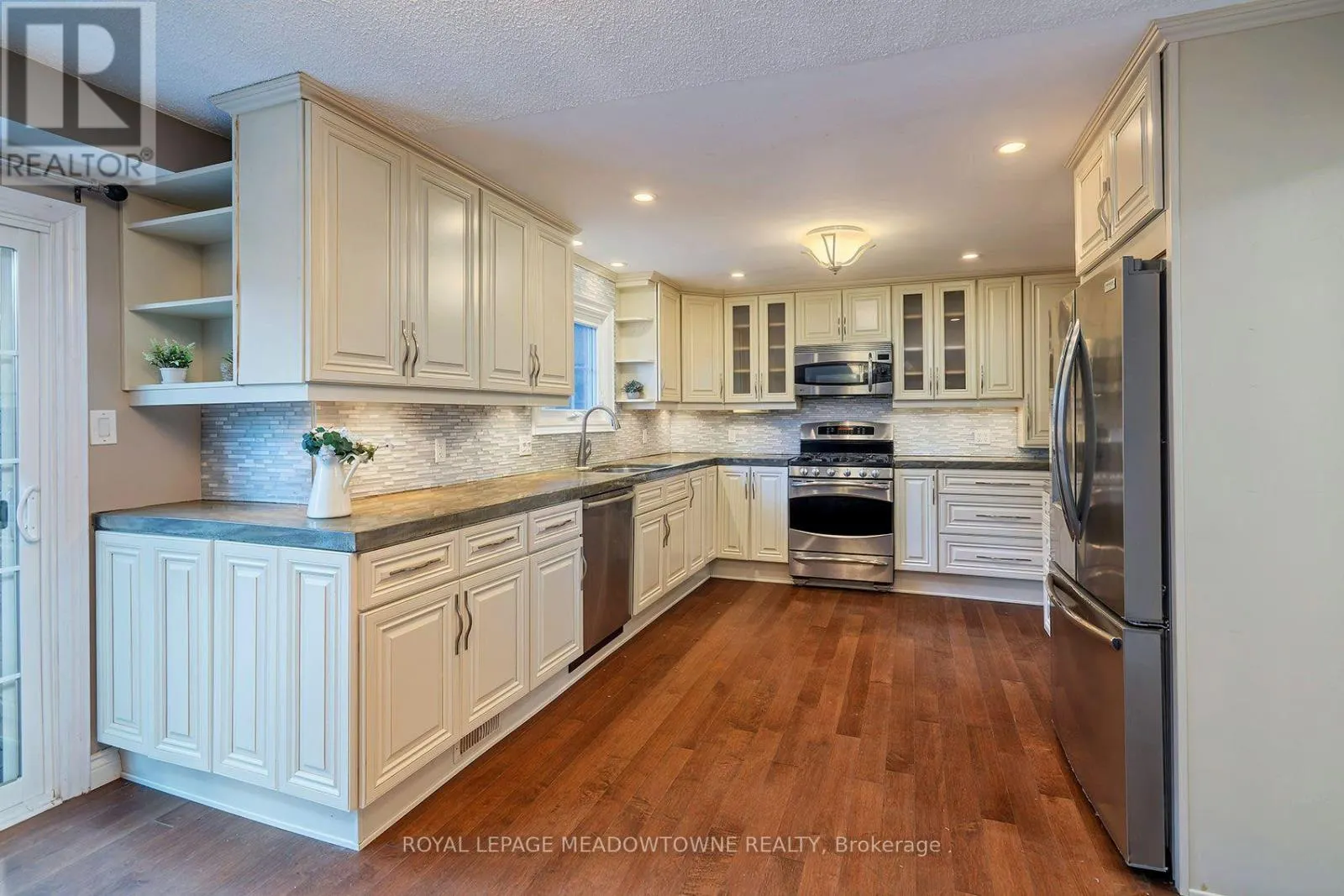 38 MCKILLOP COURT