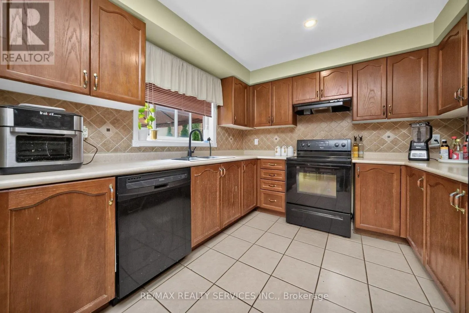 26 PEACHLEAF CRESCENT S