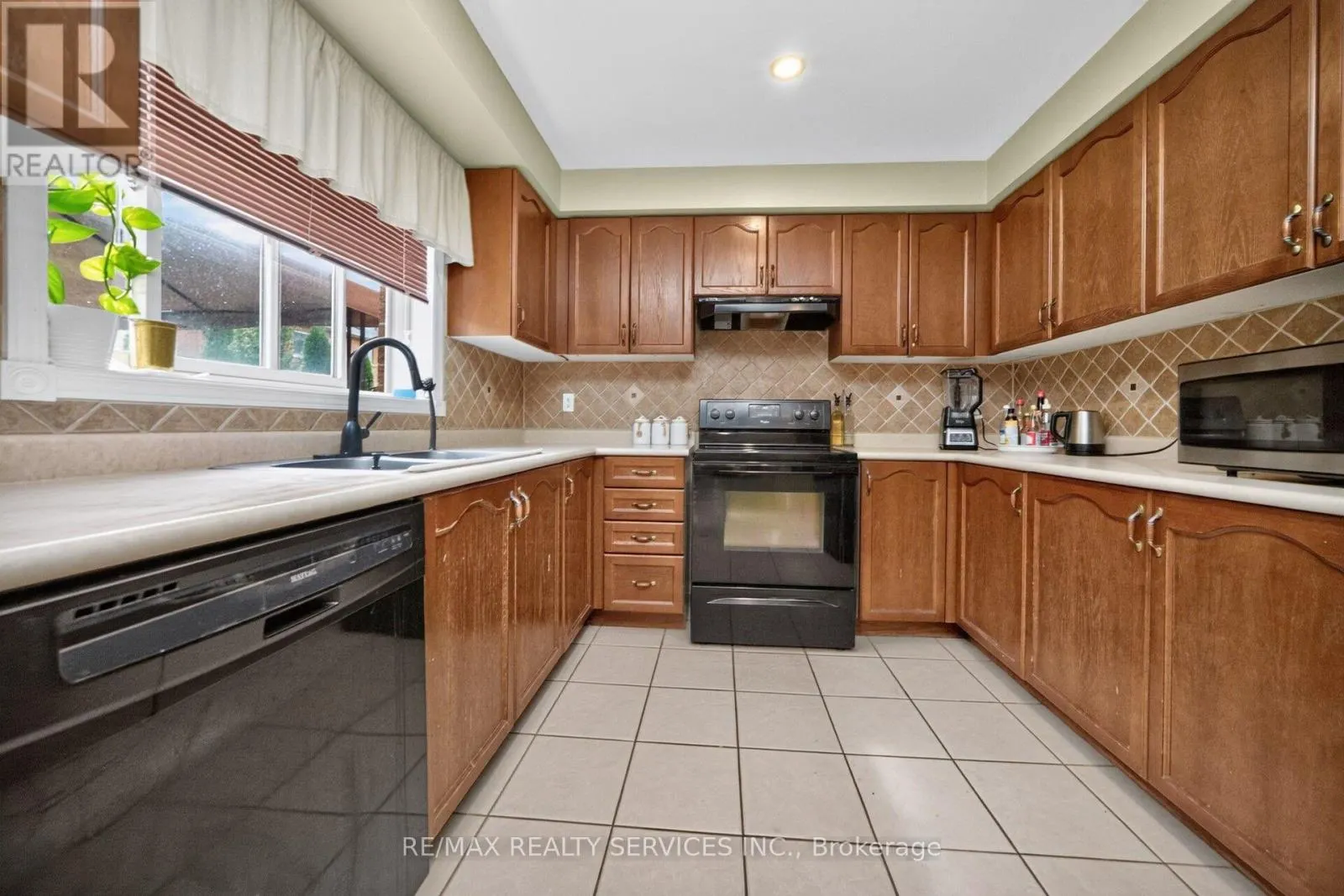 26 PEACHLEAF CRESCENT S