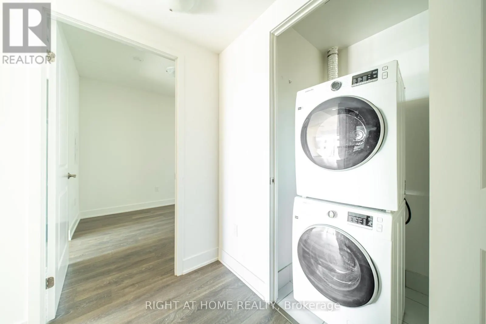 1310 - 204 BURNHAMTHORPE ROAD E