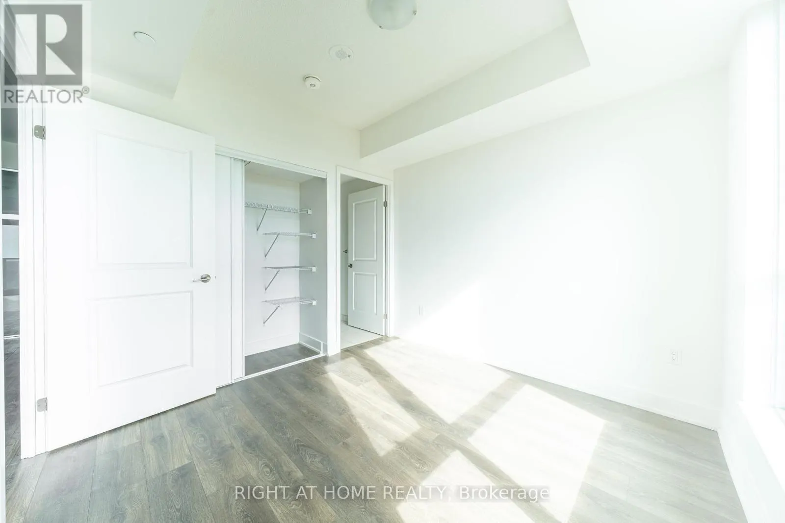 1310 - 204 BURNHAMTHORPE ROAD E