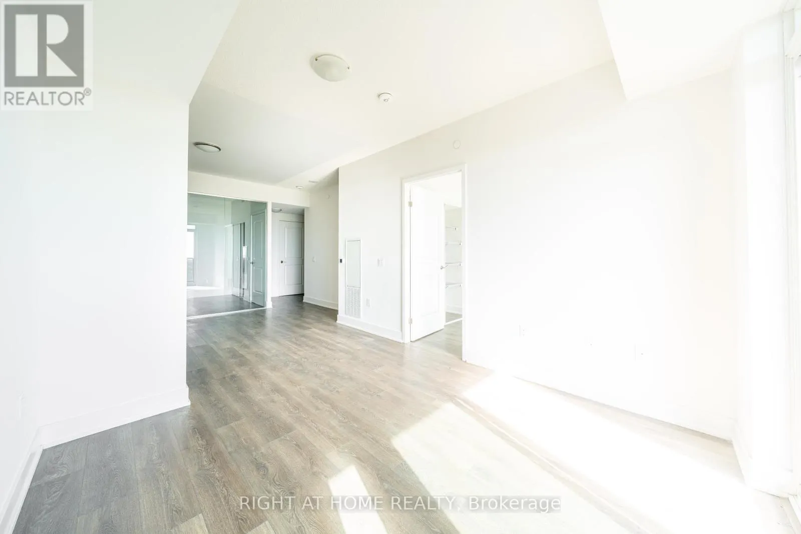 1310 - 204 BURNHAMTHORPE ROAD E