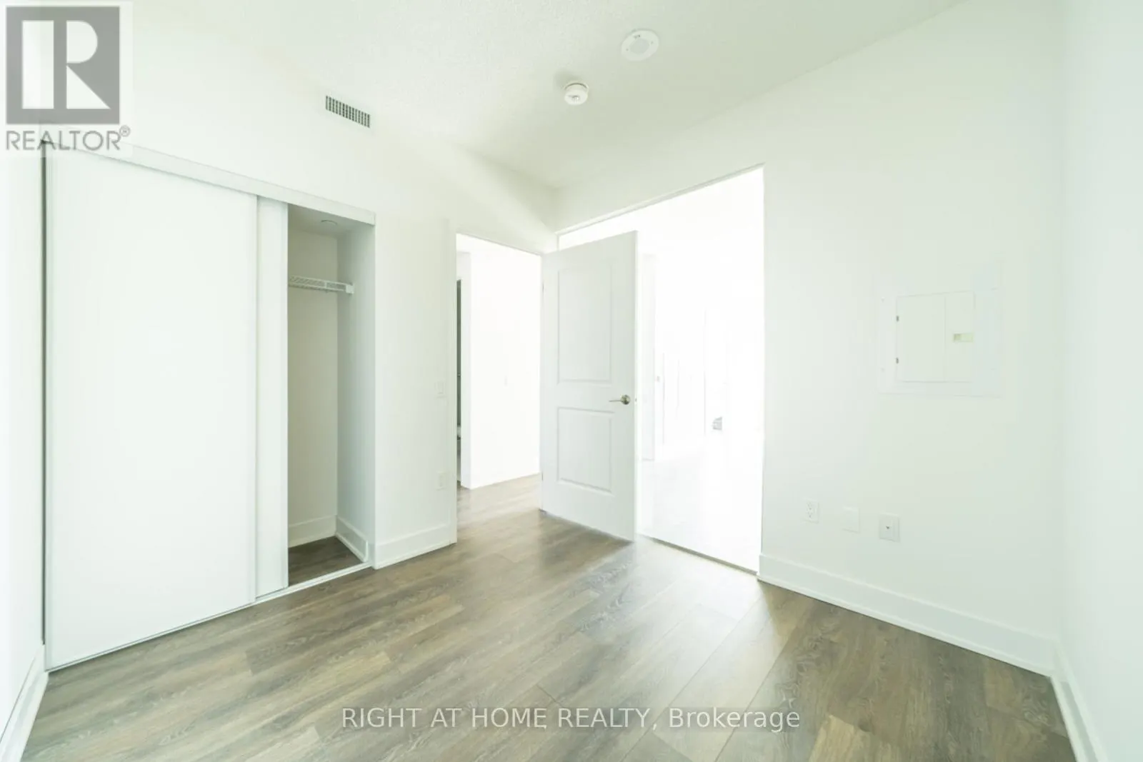 1310 - 204 BURNHAMTHORPE ROAD E