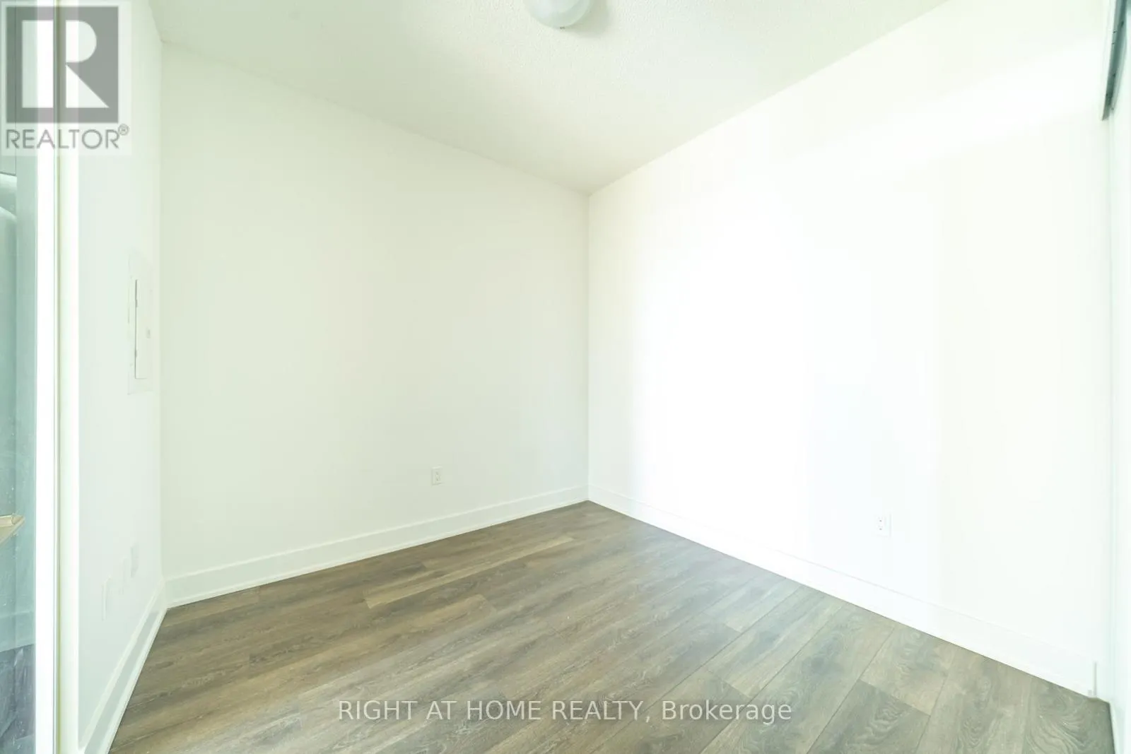 1310 - 204 BURNHAMTHORPE ROAD E
