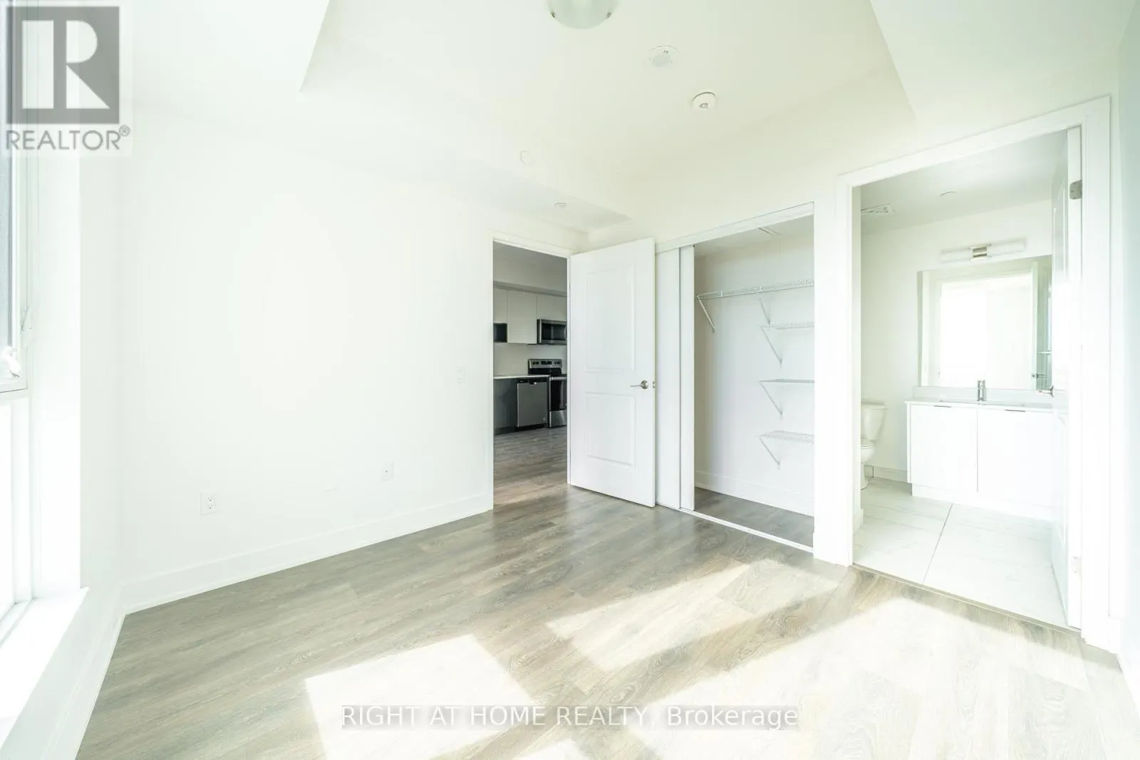 1310 - 204 BURNHAMTHORPE ROAD E