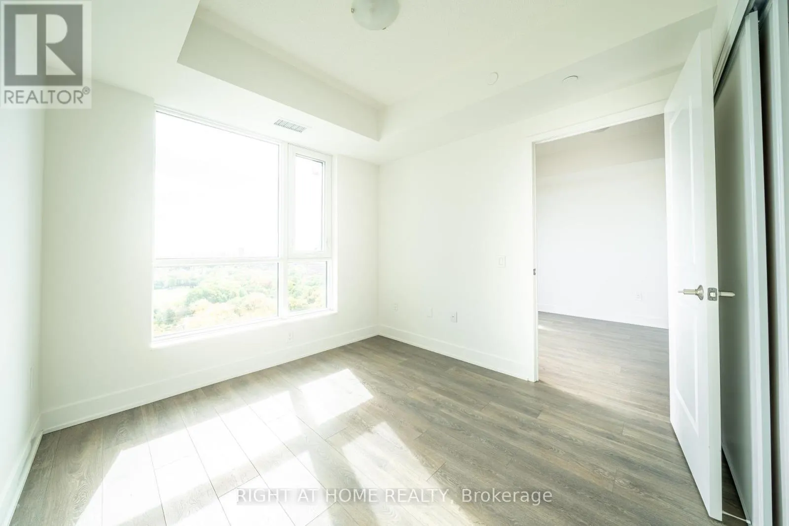 1310 - 204 BURNHAMTHORPE ROAD E