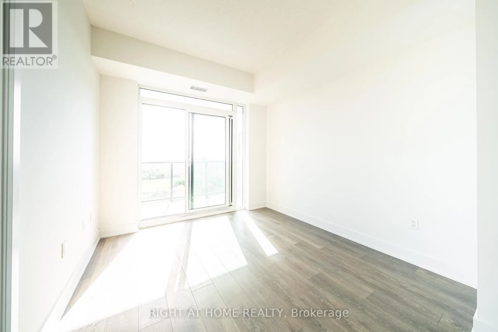 1310 - 204 BURNHAMTHORPE ROAD E