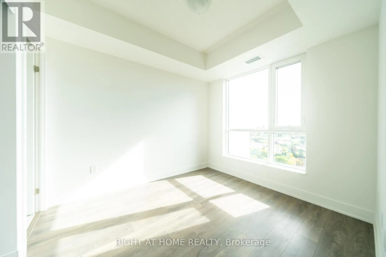 1310 - 204 BURNHAMTHORPE ROAD E