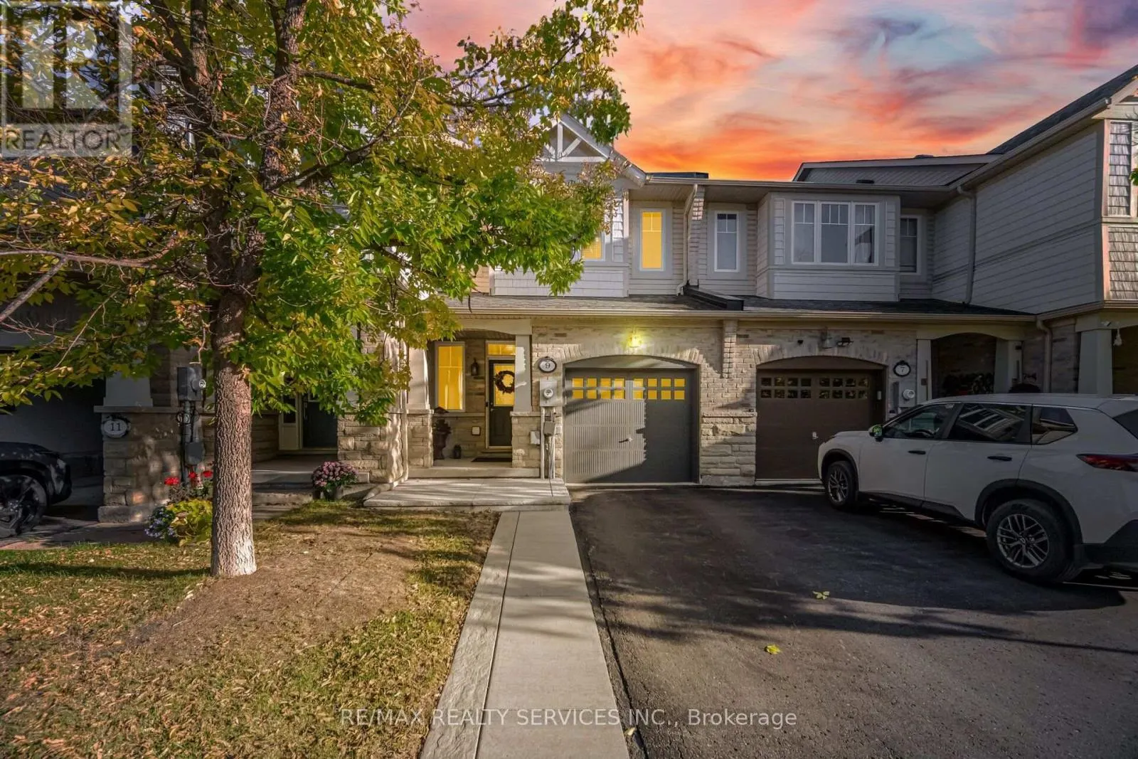 9 ASPENVIEW AVENUE