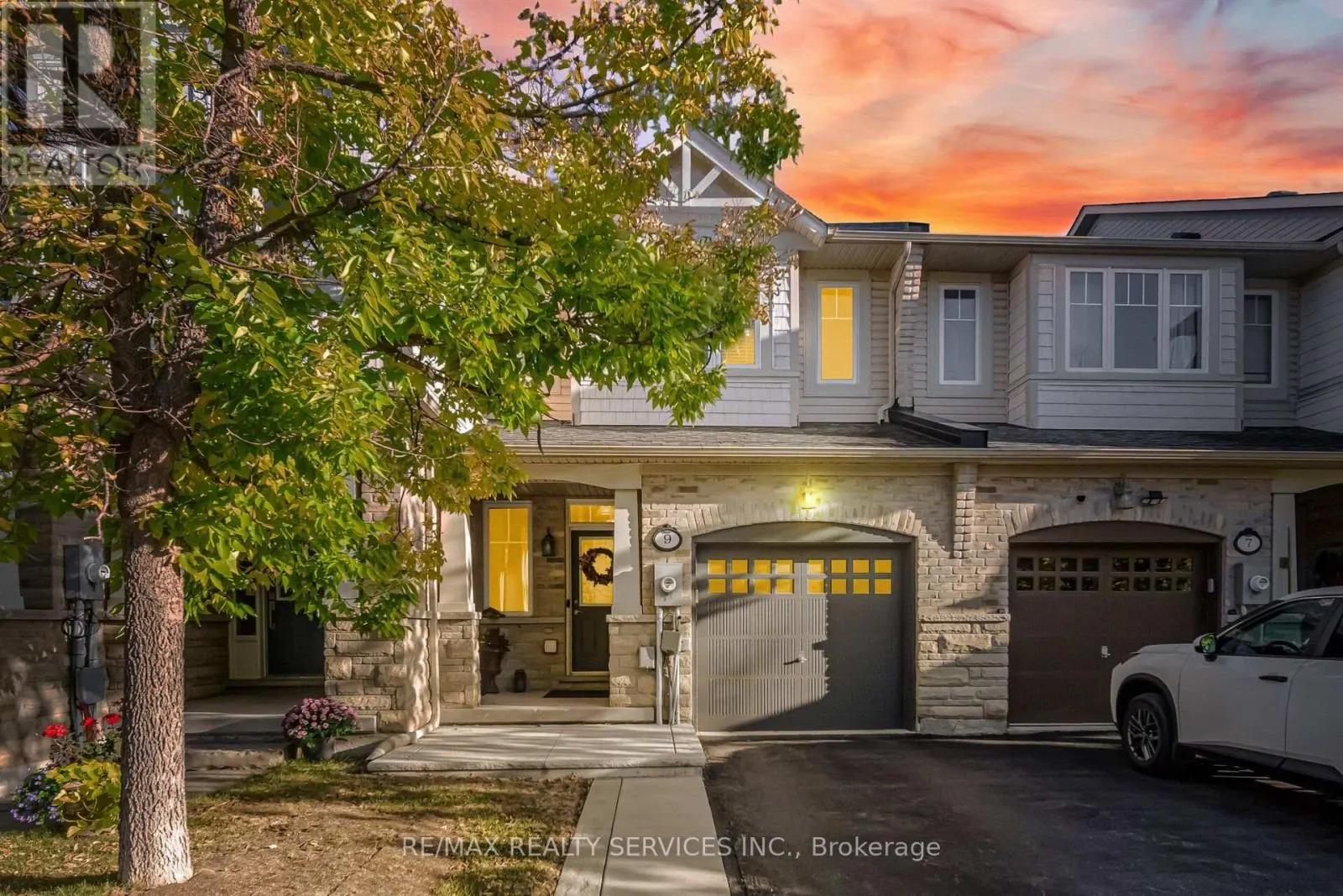 9 ASPENVIEW AVENUE