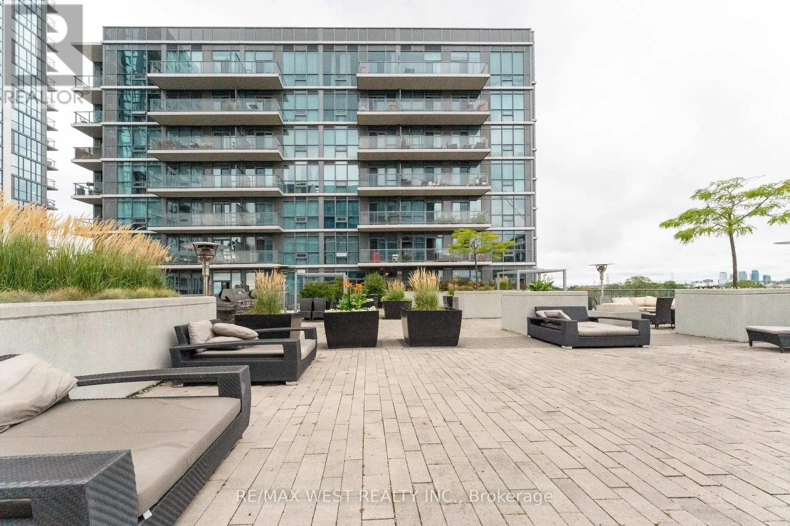 710 - 1185 THE QUEENSWAY