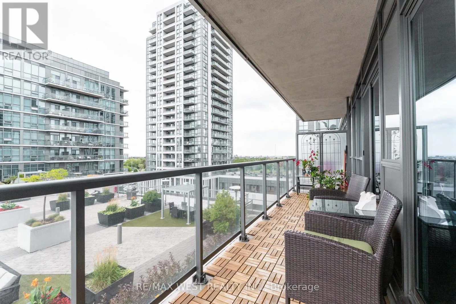 710 - 1185 THE QUEENSWAY