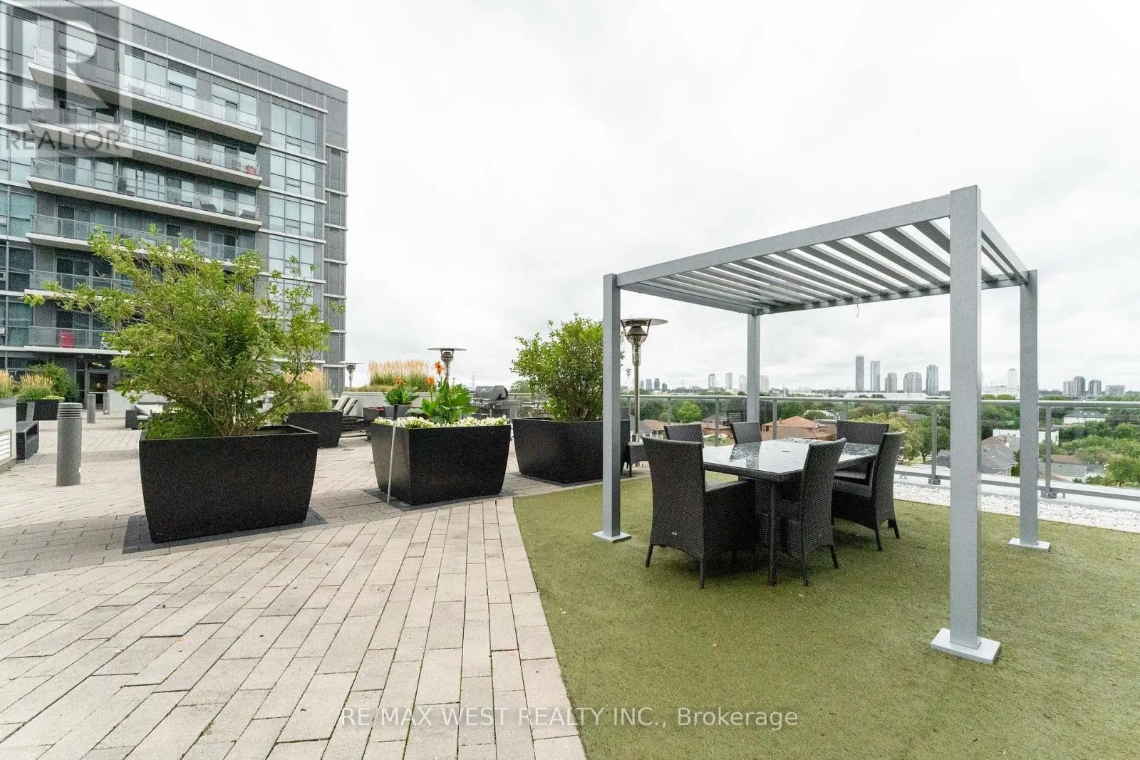 710 - 1185 THE QUEENSWAY