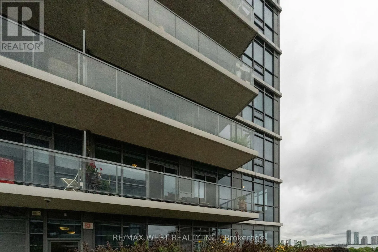 710 - 1185 THE QUEENSWAY