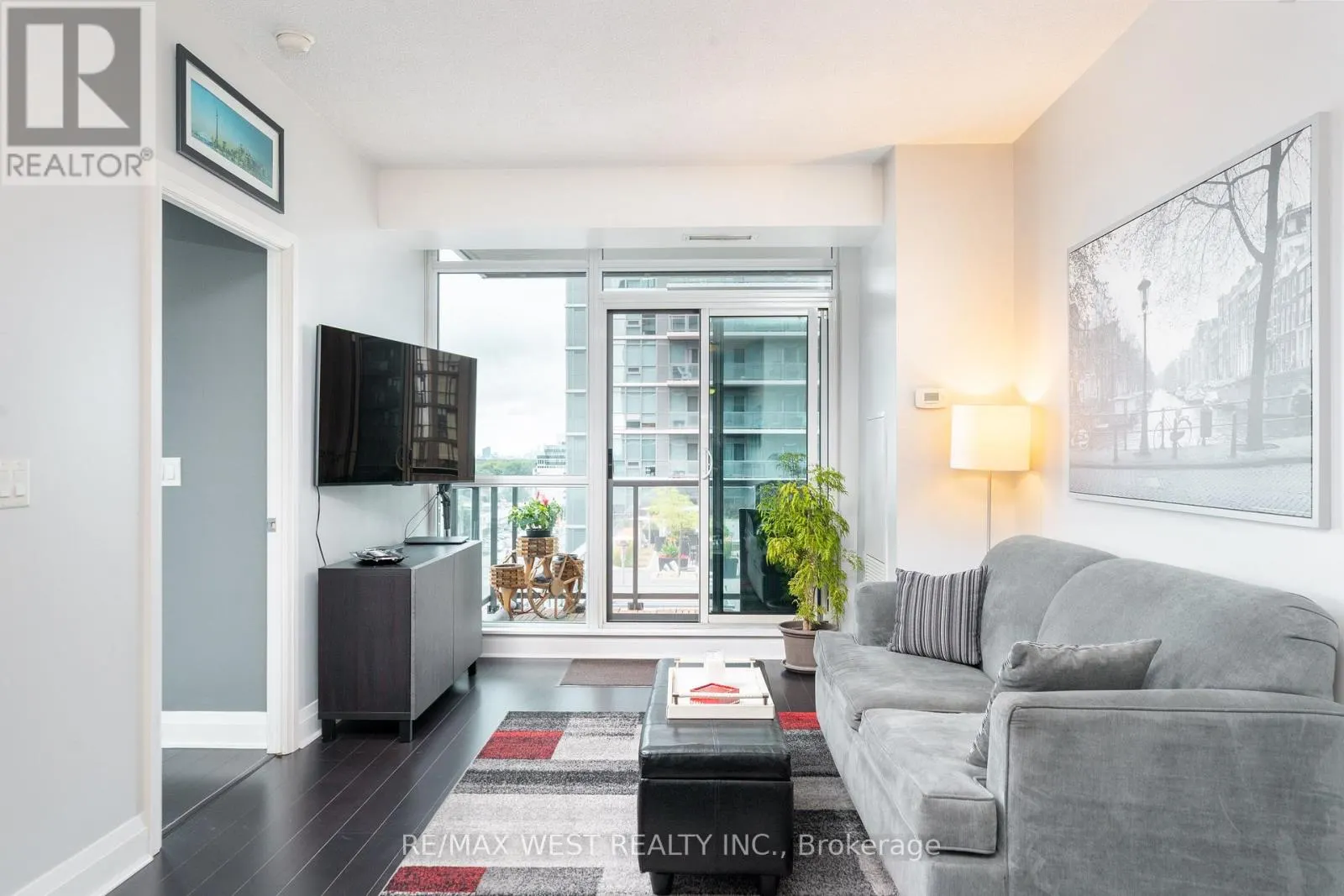 710 - 1185 THE QUEENSWAY