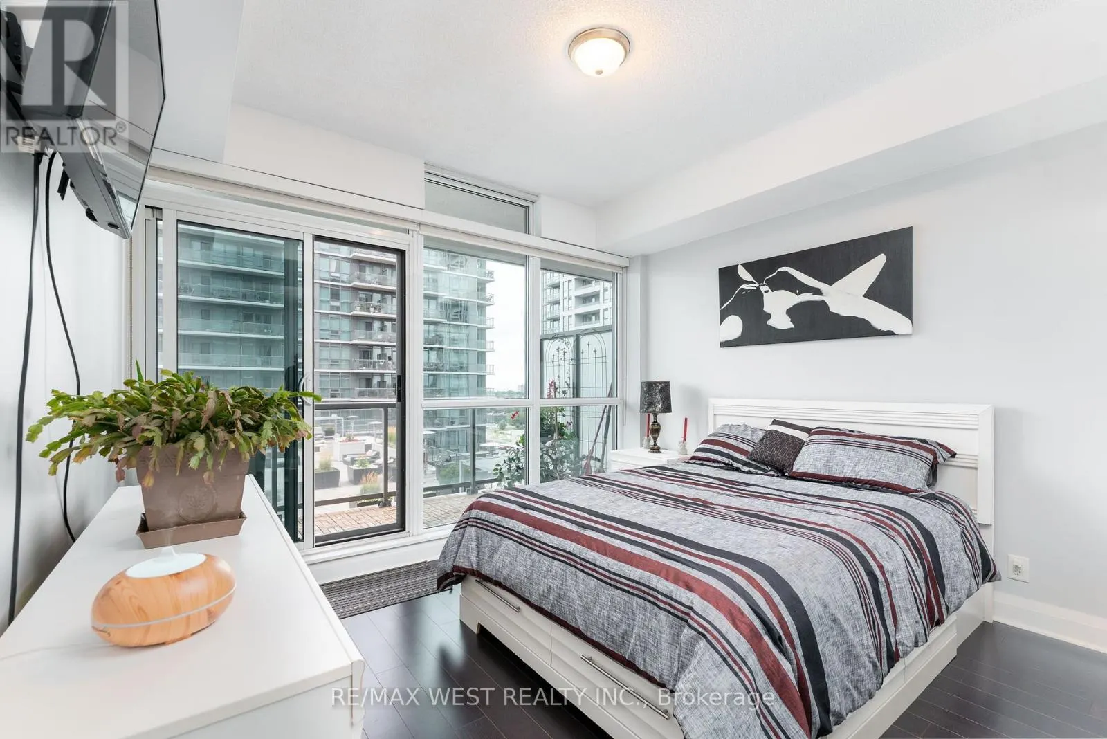 710 - 1185 THE QUEENSWAY
