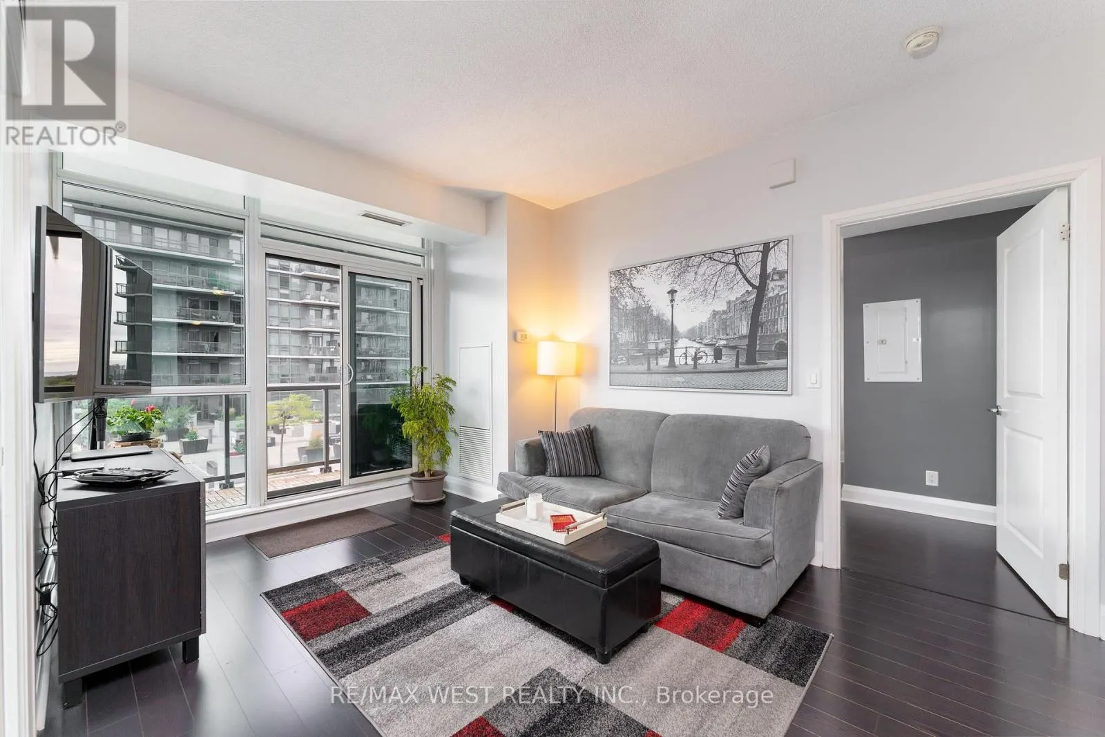 710 - 1185 THE QUEENSWAY