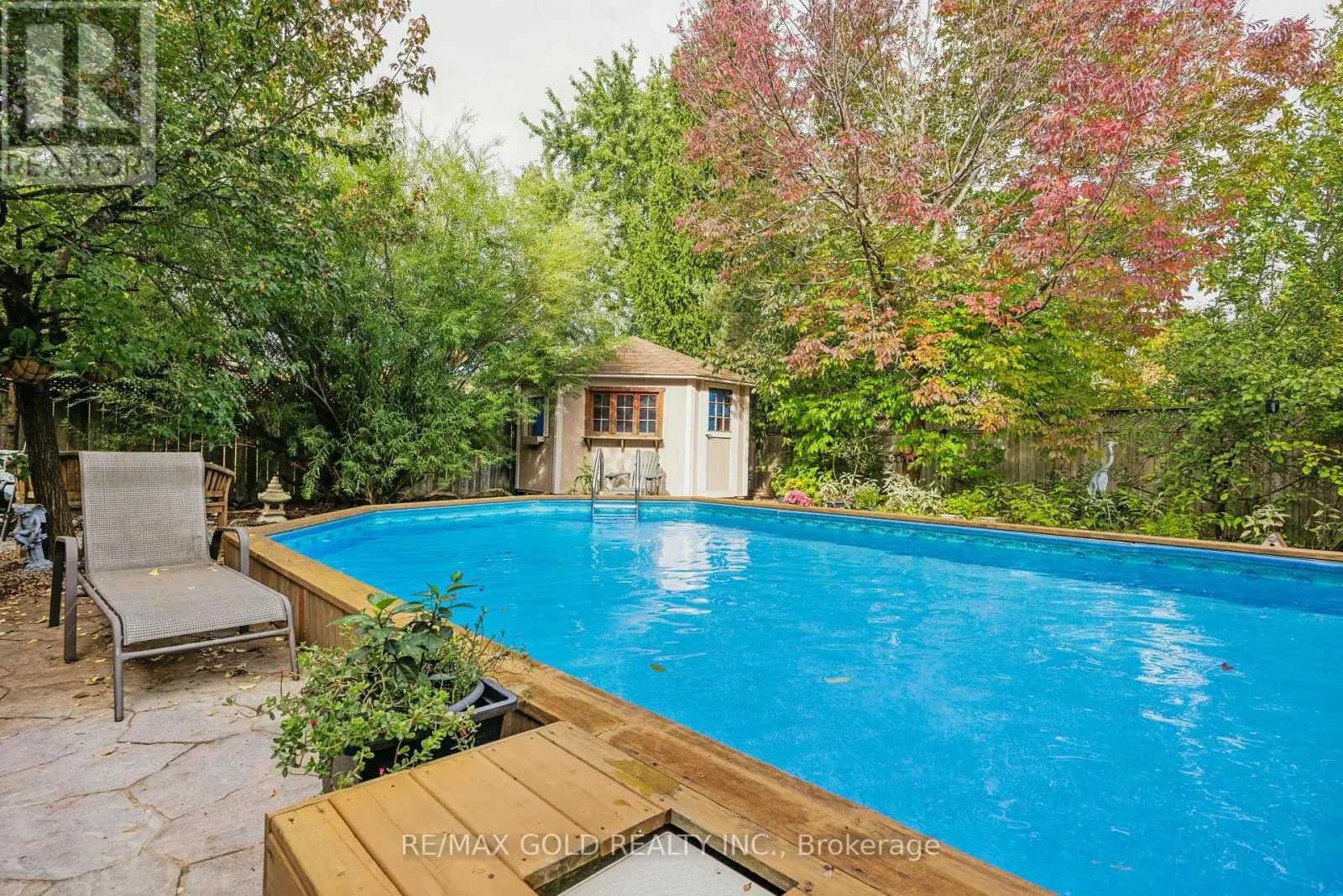 40 MALDIVES CRESCENT
