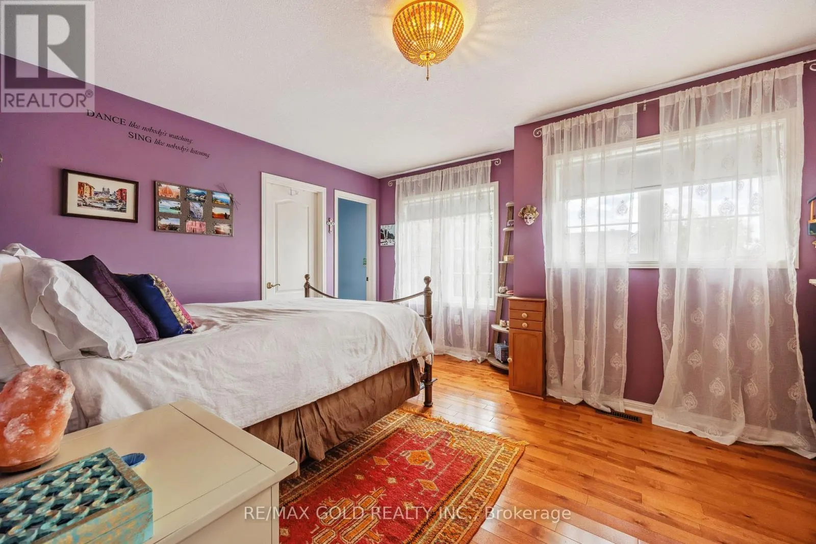 40 MALDIVES CRESCENT