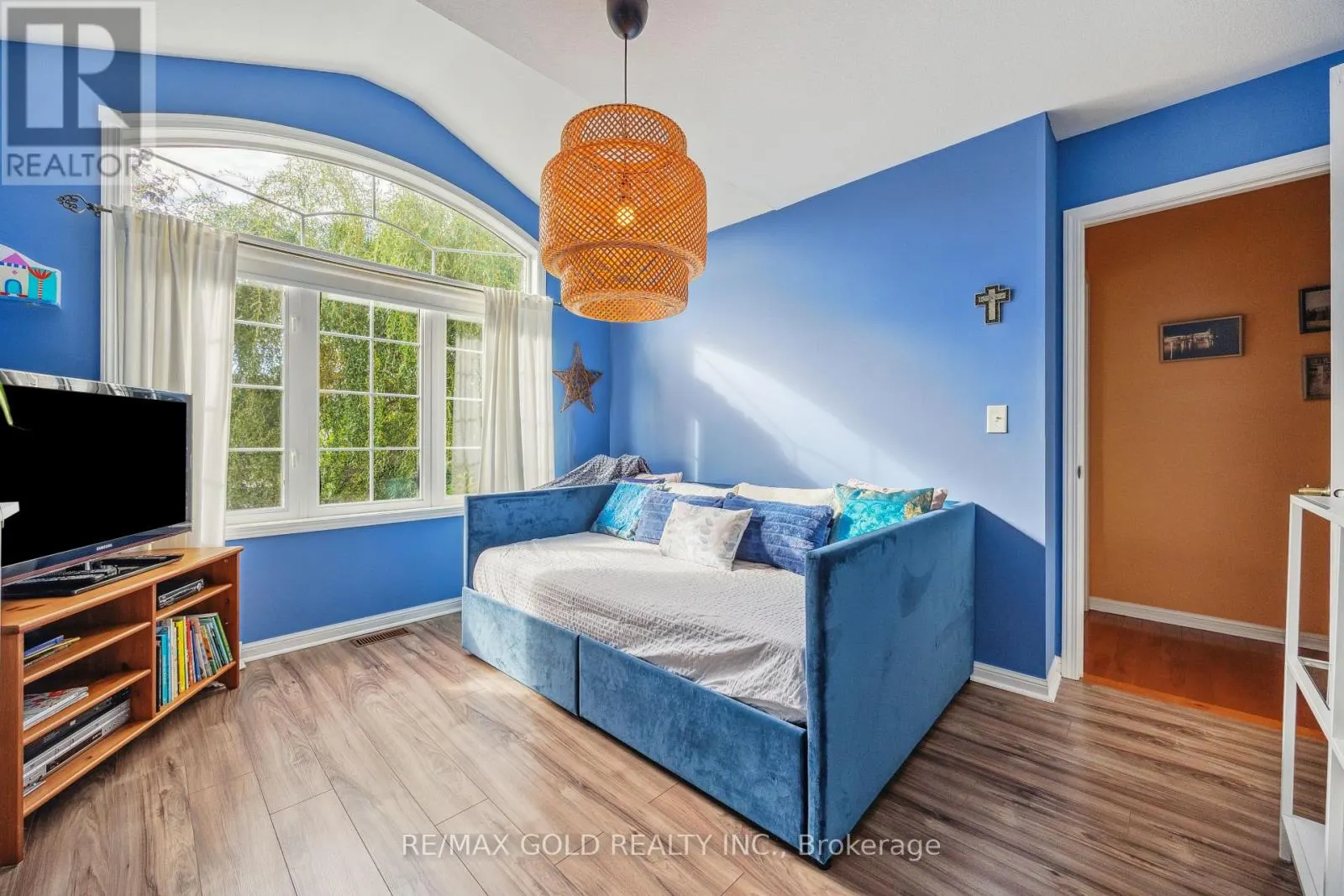 40 MALDIVES CRESCENT