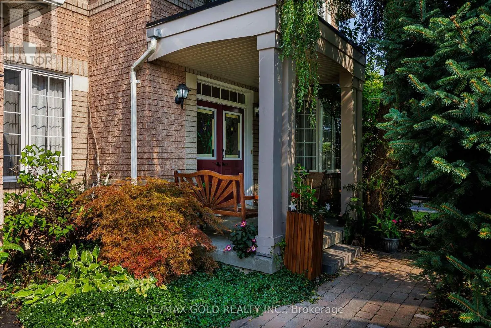 40 MALDIVES CRESCENT