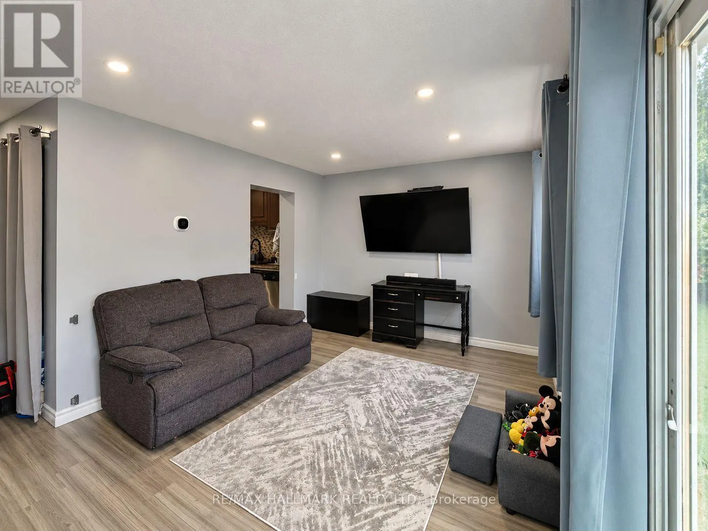98 - 81 HANSEN ROAD N