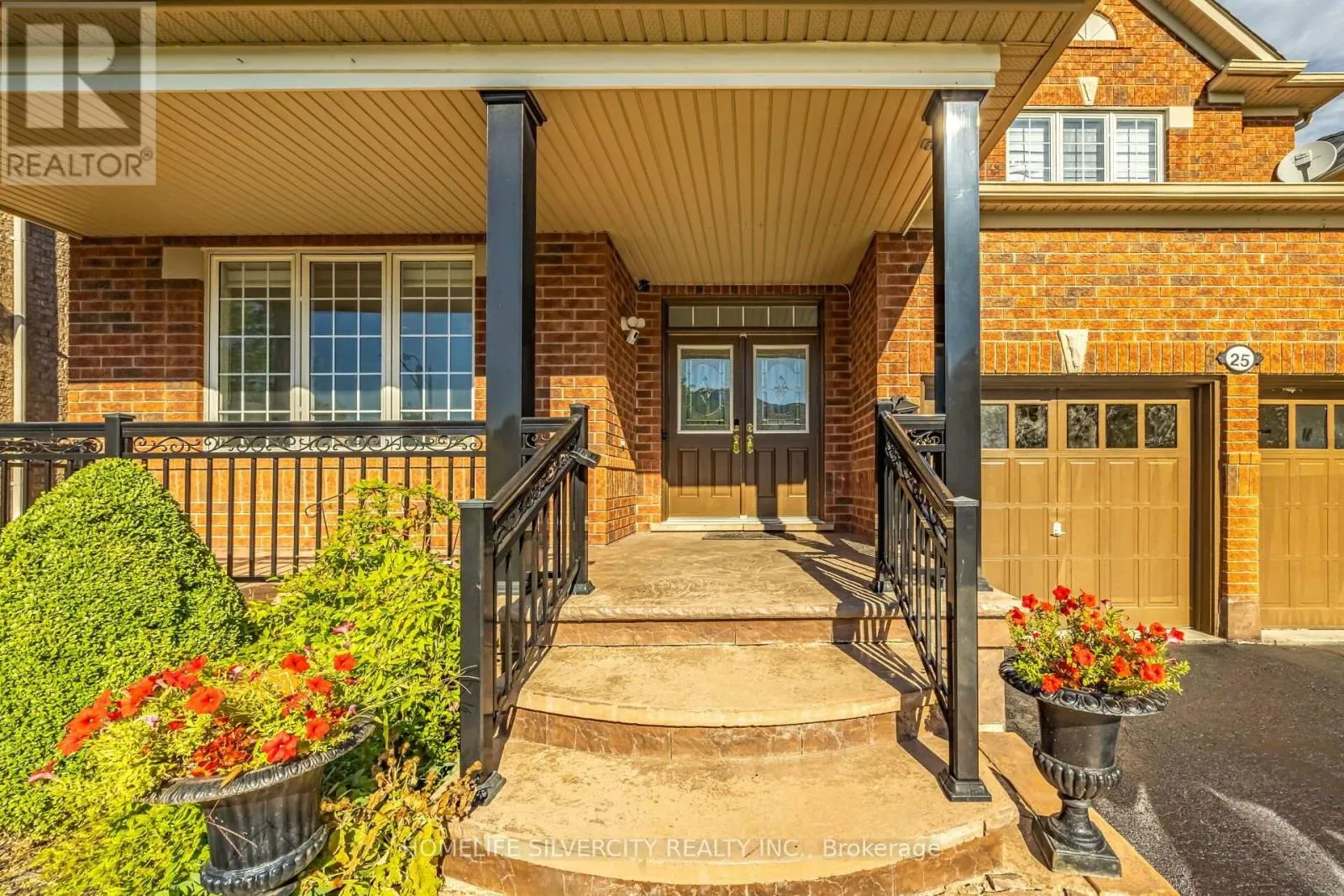 25 VAN HOOF CRESCENT