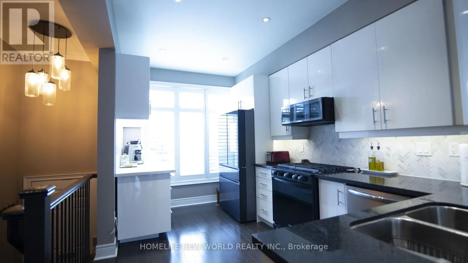 585A OXFORD STREET