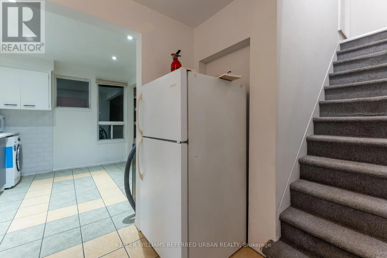 UPPER - 716 LANSDOWNE AVENUE
