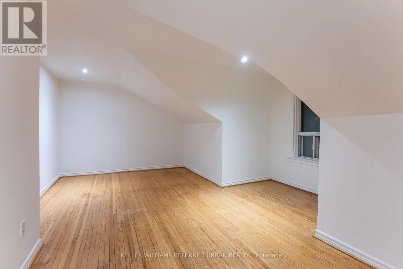 UPPER - 716 LANSDOWNE AVENUE