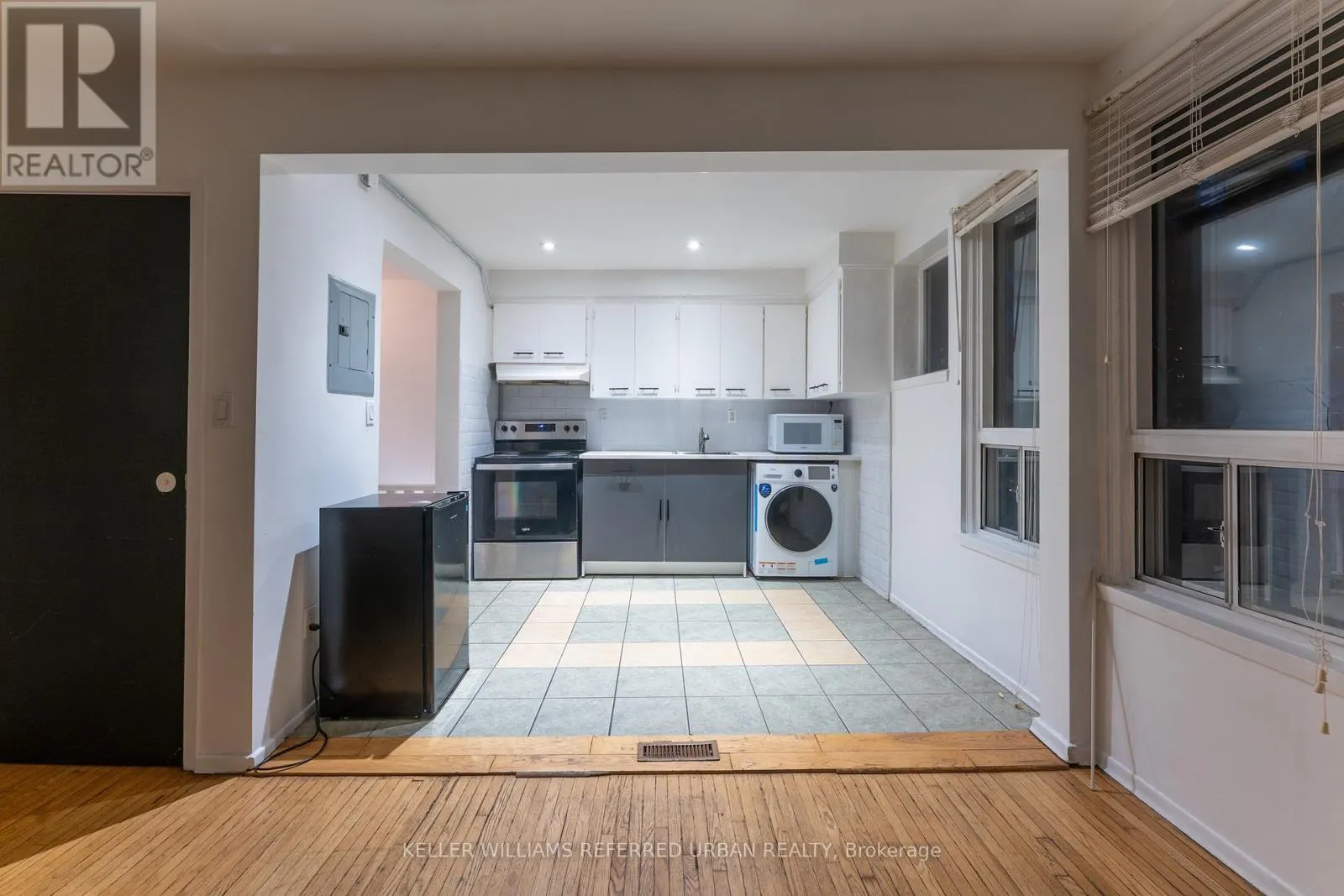 UPPER - 716 LANSDOWNE AVENUE