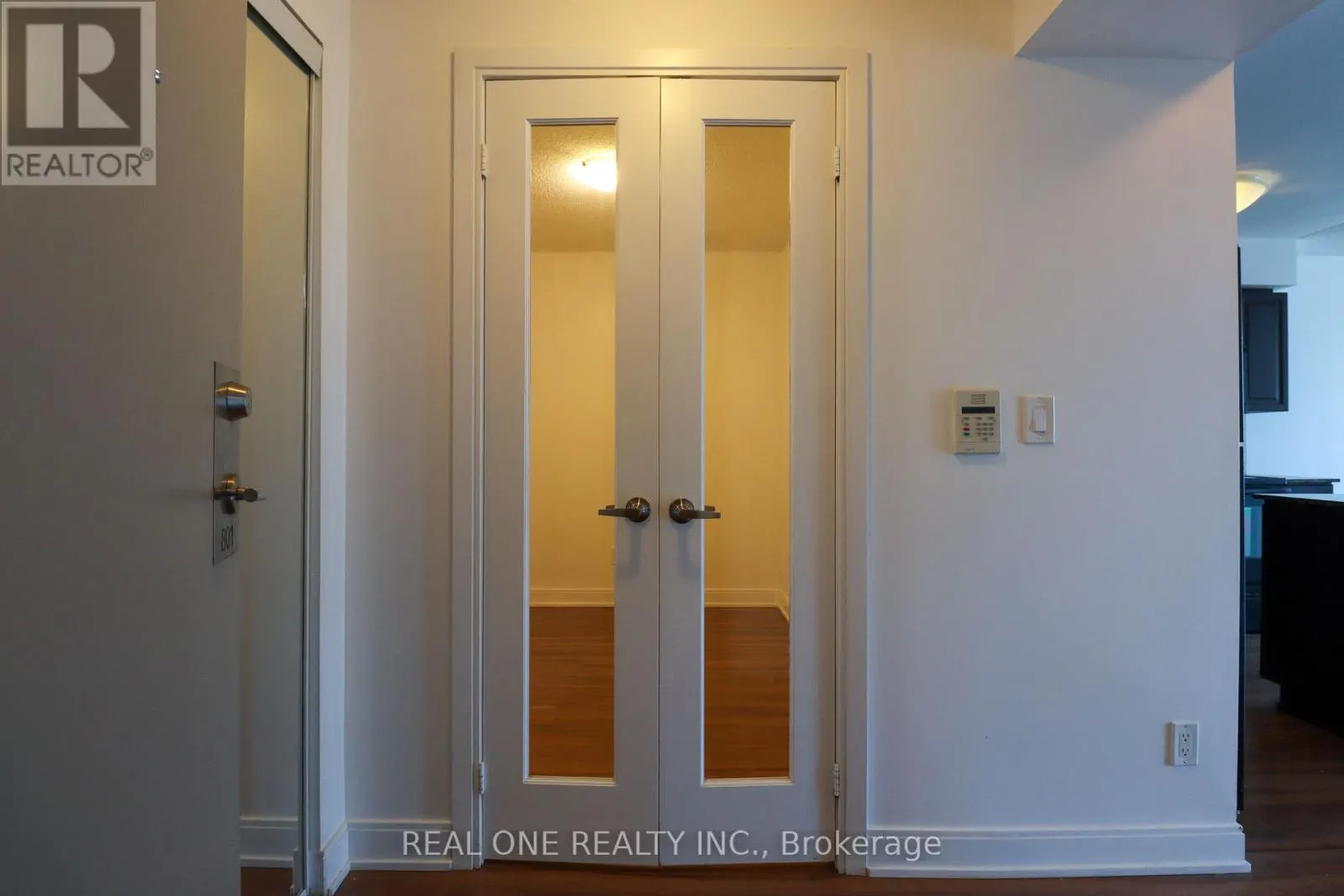 801 - 330 BURNHAMTHORPE ROAD W