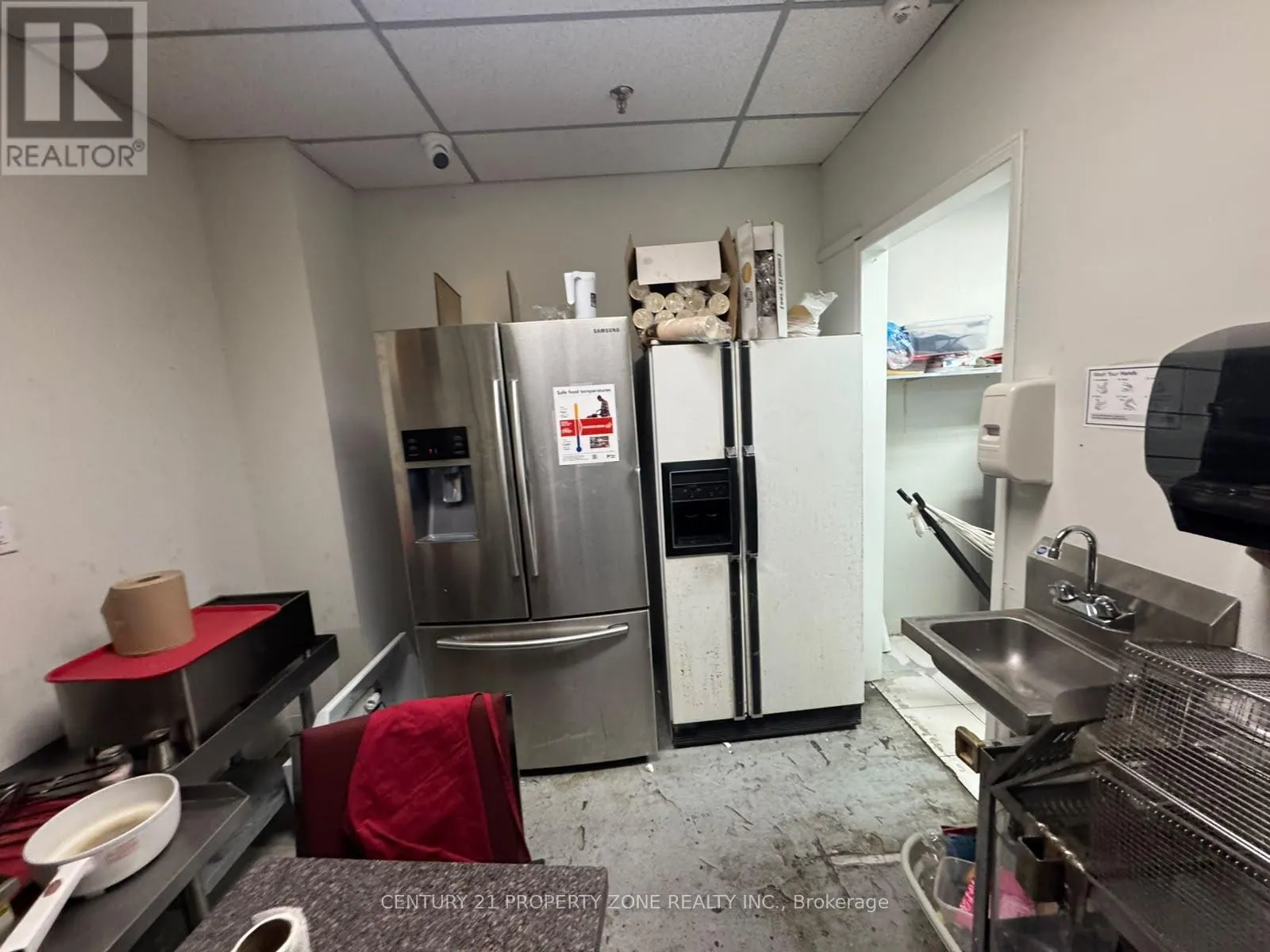 17 - 83 KENNEDY ROAD S